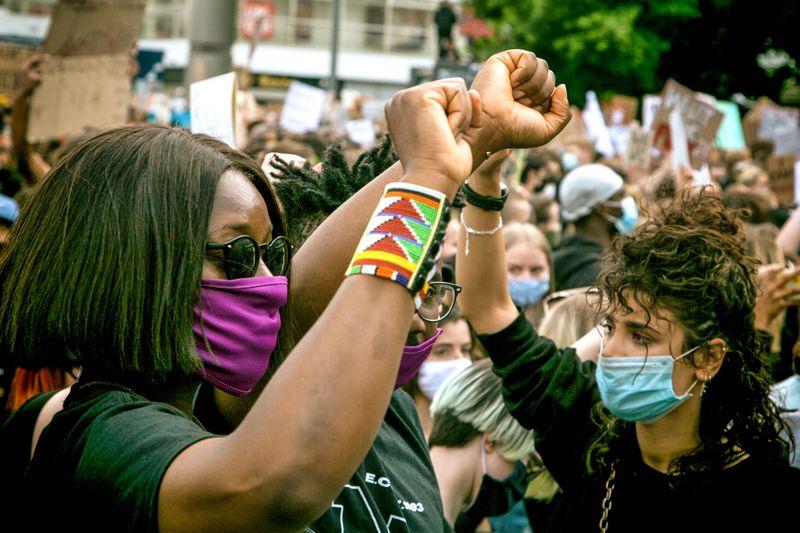 Alt-text is missing.