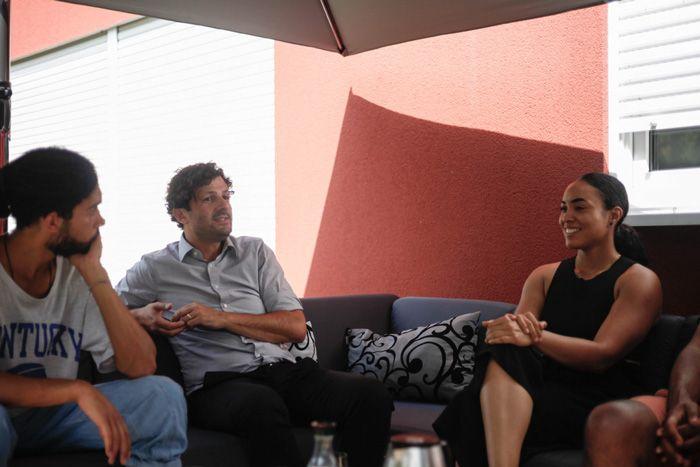 Alt-text is missing.